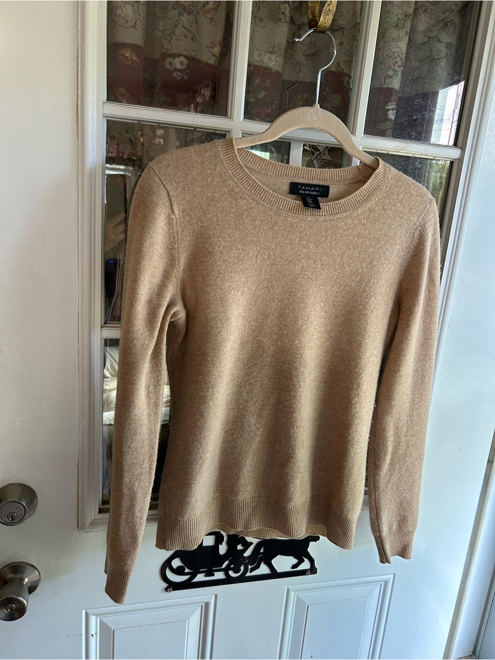 Tahari women’s beige 100% cashmere crewneck sweater size small. 18” pit to pit